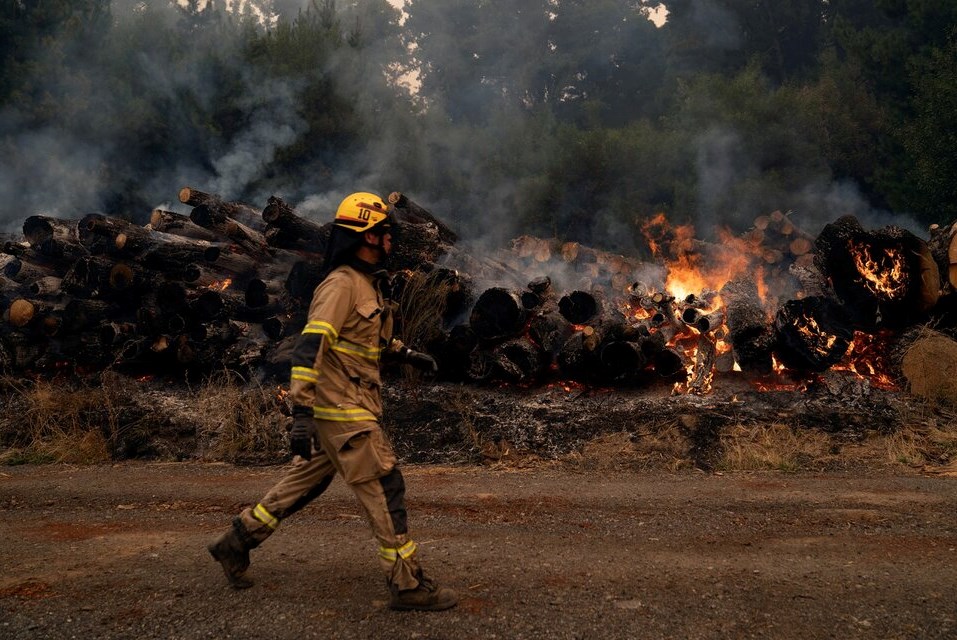 Arriban a Chile brigadas contra incendios de México y Colombia. Foto: EFE.