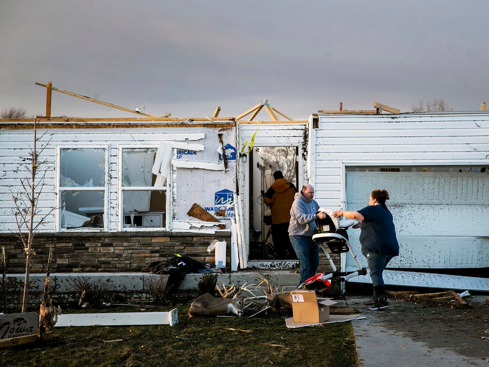 Al menos 21 muertes y decenas de heridos por tornados en EE.UU. Foto: AP.