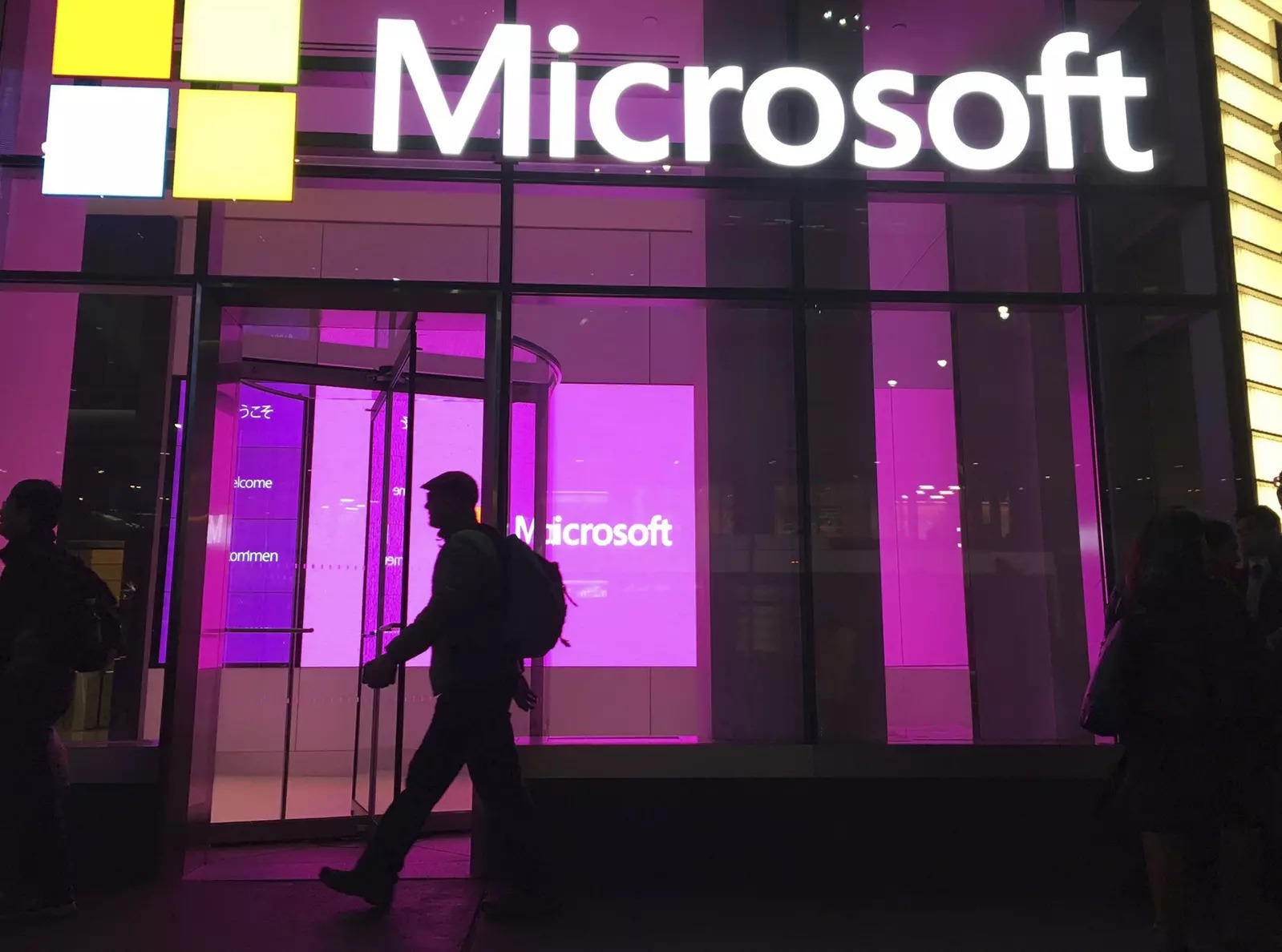 Microsoft y Alphabet obtienen beneficios tras despidos masivos. Foto: AP.