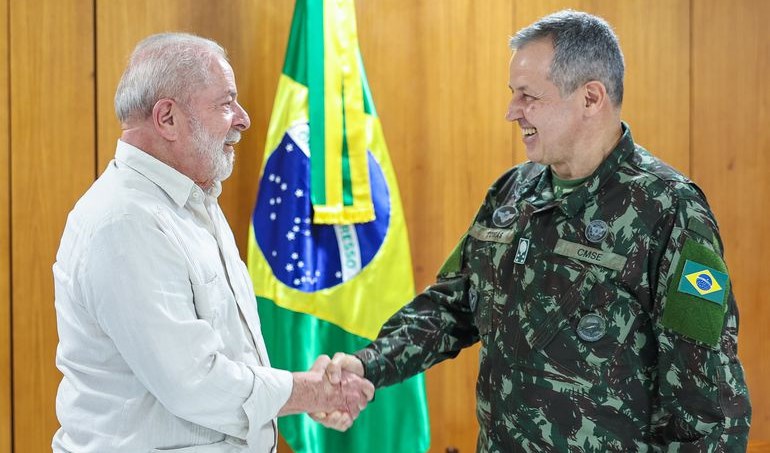 Lula da Silva saluda al general Tomás Ribeiro Paiva durante su toma de posesión como nuevo comandante del ejército brasileño el 21 de enero de 2023.