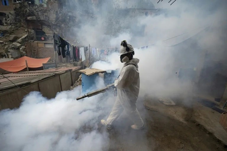 El dengue pone al borde del colapso a los hospitales del norte de Perú. Foto: AFP.