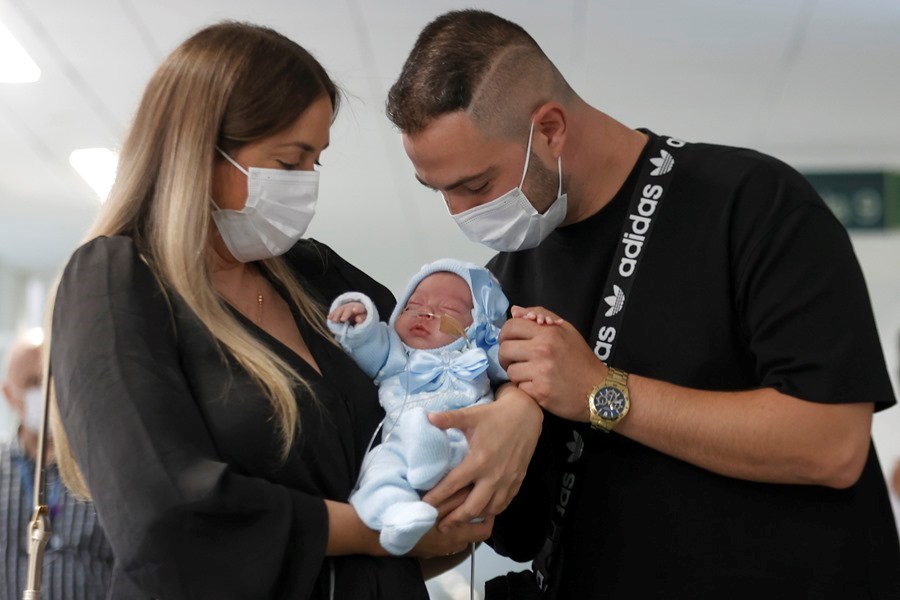 Nació el primer bebé gestado en España tras trasplante de útero. Foto: EFE.