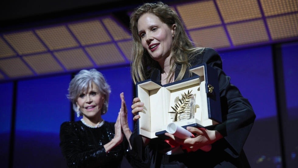 La actriz estadounidense Jane Fonda entregó el premio a la realizadora Justine Triet. Foto: AP: