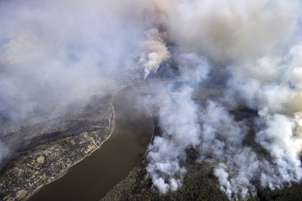 Miles de personas huyen de sus casas en Canadá por los incendios. Foto: EFE.