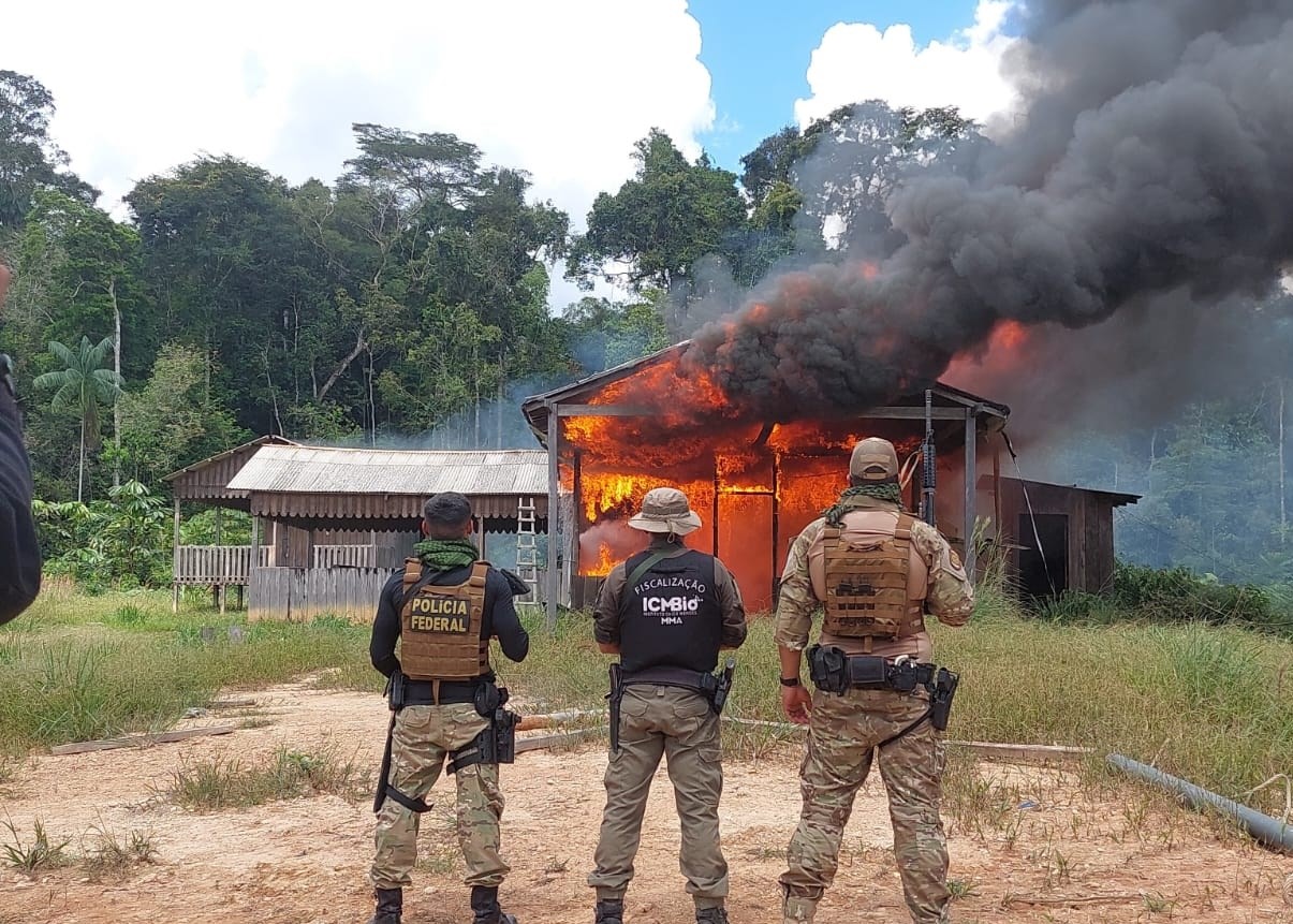 Fueron confiscados 13 excavadoras hidráulicas, nueve motocicletas todo-terreno, 61 carpas de campaña, 16 generadores, 20 motores bomba, siete dragas y nueve armas de fuego. Foto: AFP