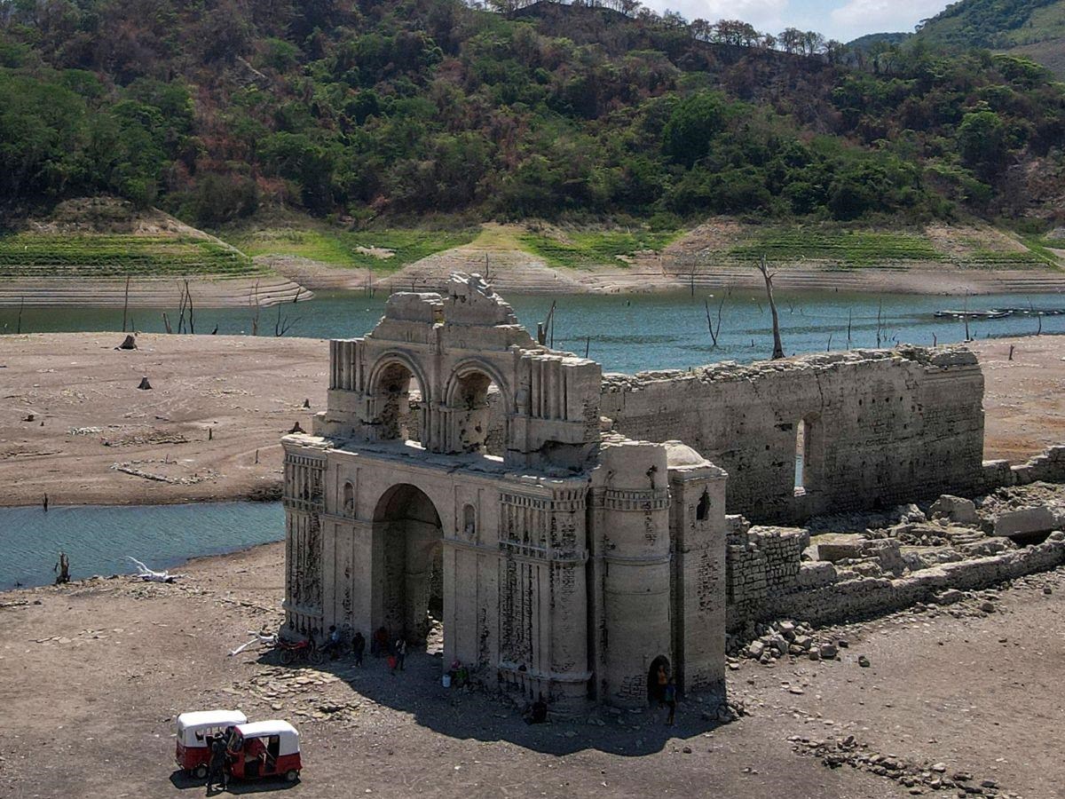 Una iglesia colonial emerge de las aguas en México. Foto: AFP.