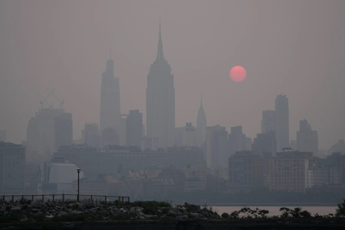 El humo de los incendios de Canadá cubre Nueva York, en EE. UU. Foto: AP. 