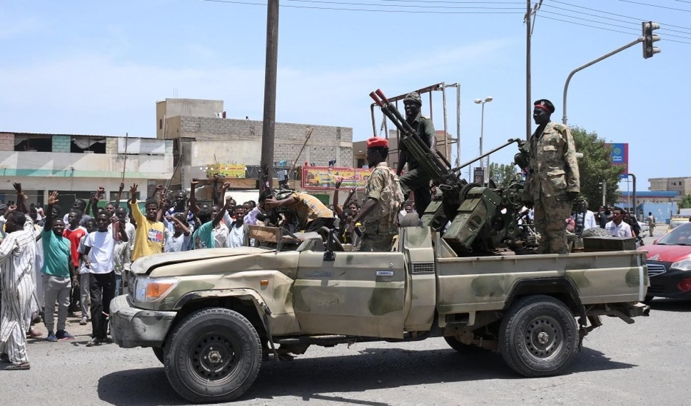 Al-Burhan pidió a los jóvenes sudaneses apoyar a las fuerzas armadas en su guerra con las FAR.